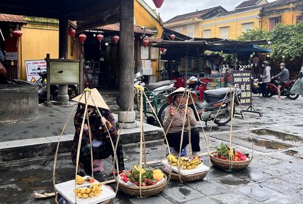 Vietnam Familienreise - Vietnam for family Summer - Einheimische mit Obstkörben