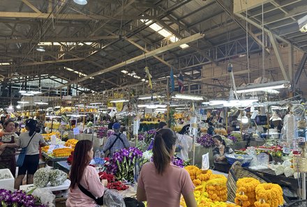 Thailand Familienreise mit Kindern - Thailand for family individuell - Blumenmarkt Verkäufer