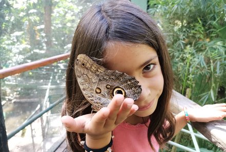 Familienreise Costa Rica - Costa Rica for family - Mädchen mit Schmetterling