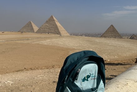 Familienreise Ägypten - Ägypten for family individuell deluxe - For Family Reise Rucksack vor Pyramiden