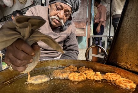 Indien for family - Indien Familienreise - Einheimischer Mann bereitet Essen zu