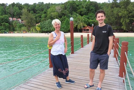 Familienreise Malaysia - Malaysia & Borneo Family & Teens - Familie auf Steg im Meer