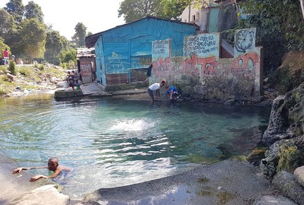 Dominikanische Republik mit Kindern - Dom Rep Familienreise - Gualey - einheimisches Kind badet im Pozo