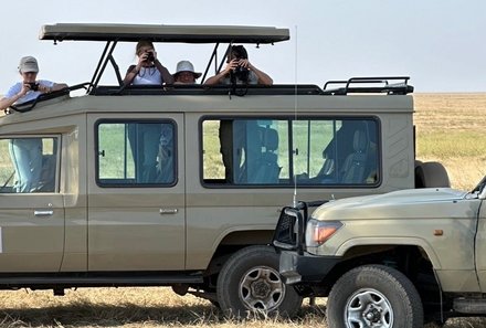 Serengeti mit Kindern individuell - Best of Familiensafari Serengeti - Pirschfahrt Gruppe im Jeep