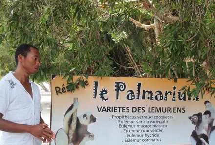 Madagaskar Familienreise - Madagaskar Family & Teens - Guide am Eingang des Palmarium Reservats