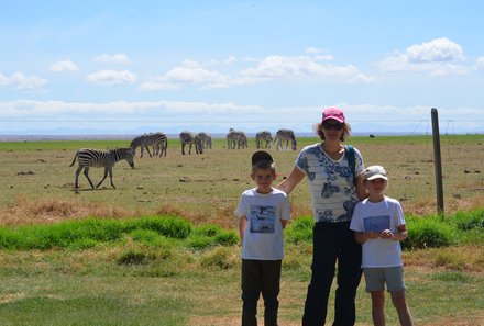 Kenia Familienreise - Kenia for family individuell - Strand & Buschabenteuer - Rebecca Pesch mit Kids bei Zebras