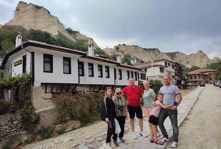 Bulgarien Familienreise - Bulgarien mit Kindern - Hotel Budapest Sofia - Junge springt von einer Klippe