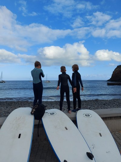 Familienreise Madeira - Madeira mit Kindern - Kinder beim Surfen