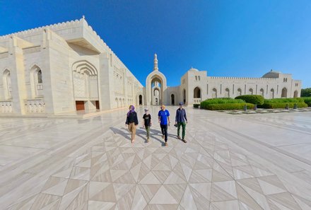 Familienreise Oman - Oman for family - Muscat  Familie besichtigt Sultan-Qabus-Moschee