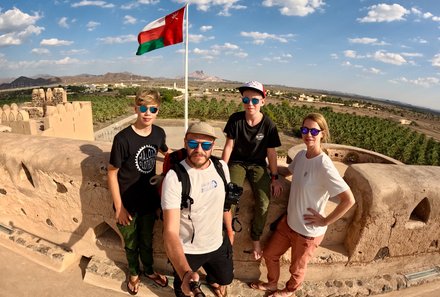 Oman Familienreise - Oman for family - Familie beim Jabrin Fort