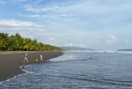 Costa Rica for family Junior - Costa Rica mit Kindern - Kids spielen Fußball am Pazifikstrand