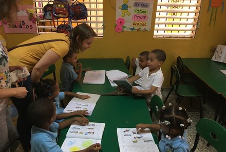 Dominikanische Republik mit Kindern - Dom Rep Familienreise - Gualey - Stiftung Rincon de Luz - einheimische Kinder in der Schule