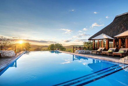 Namibia Deluxe Familienreise - Epacha Game Lodge - Pool mit Sonnenaufgang