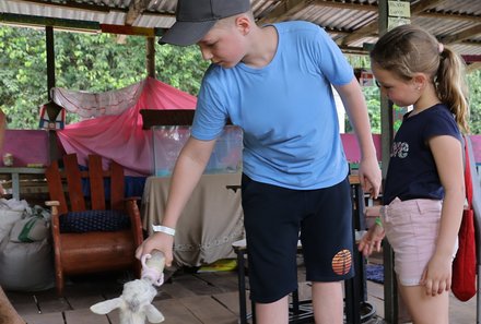 Familienurlaub Costa Rica - Costa Rica Family & Teens - Kinder füttern Tiere