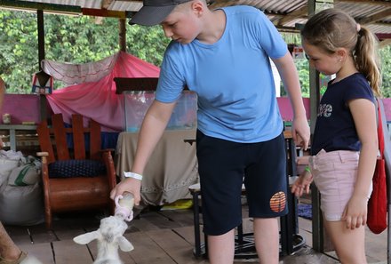 Costa Rica for family Deluxe - Familienreise in Costa Rica - Kinder füttern Tiere bei Besuch einer lokalen Schule 