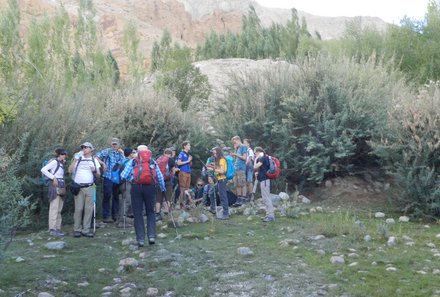 Ladakh mit Jugendlichen - Ladakh Teens on Tour - Gruppe macht Pause beim Trekking 