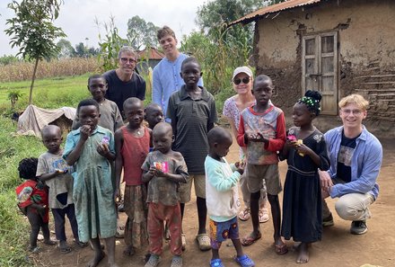 Uganda Familienurlaub - Uganda Family & Teens - Gruppenfoto bei der Dorfwanderung