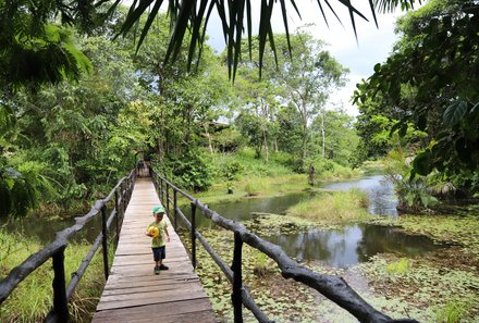 Costa Rica Familienurlaub - Costa Rica for family individuell - Maquenque Eco Lodge - Junge auf Steg