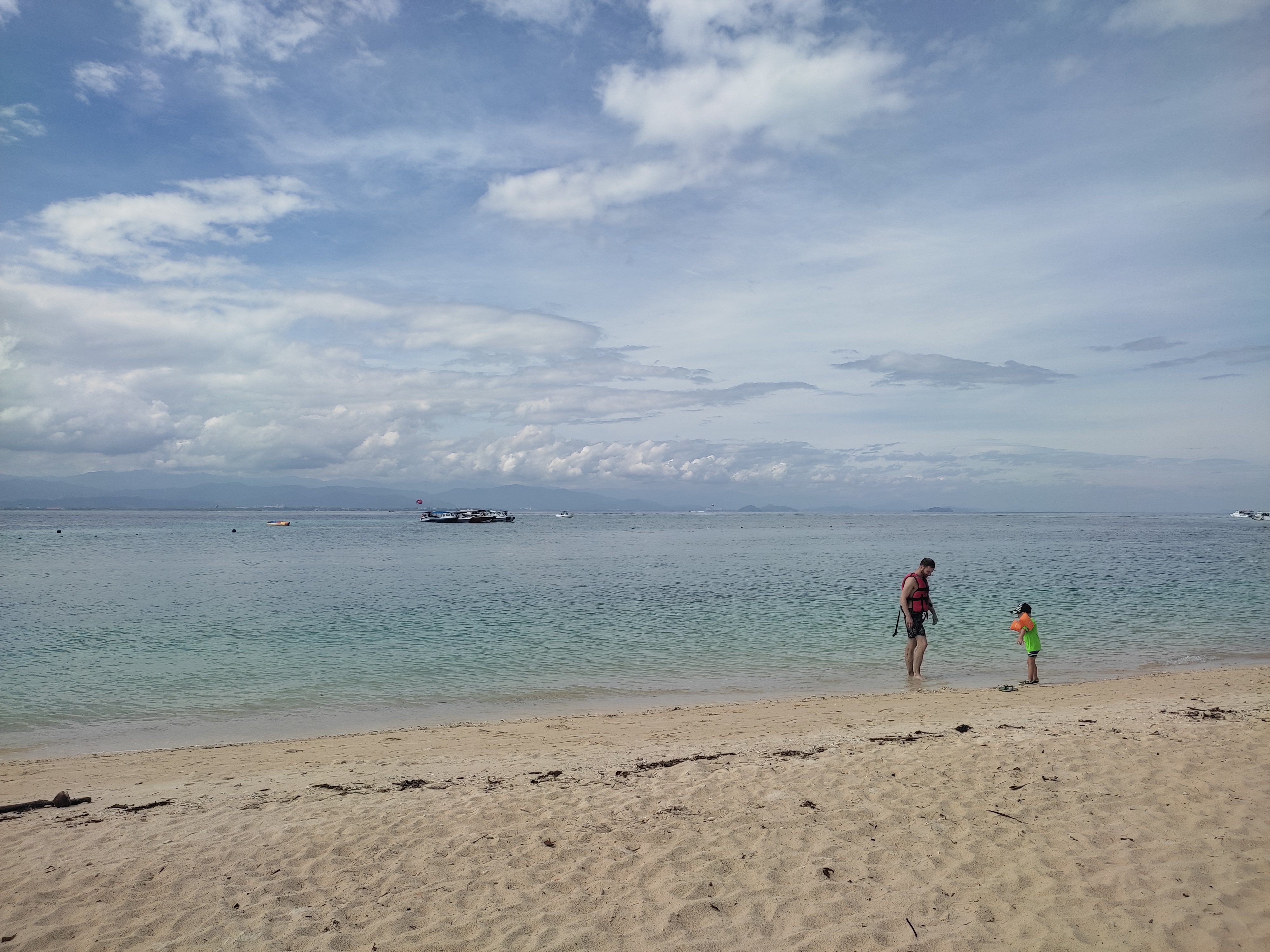 Borneo mit Kindern - Borneo mit Kindern Erfahrungen - Borneo Urlaub mit Kindern - Strandurlaub Borneo - Familie am Meer
