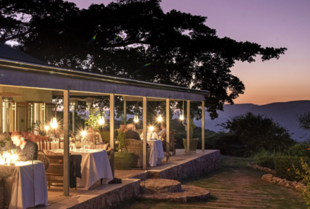 Garden Route Familienreise mit Kindern deluxe - Hog Hollow Country Lodge - Restaurant am Abend