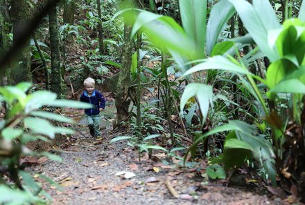 Costa Rica Familienurlaub - Costa Rica for  family individuell - La Tigra - Kind spaziert auf Trail