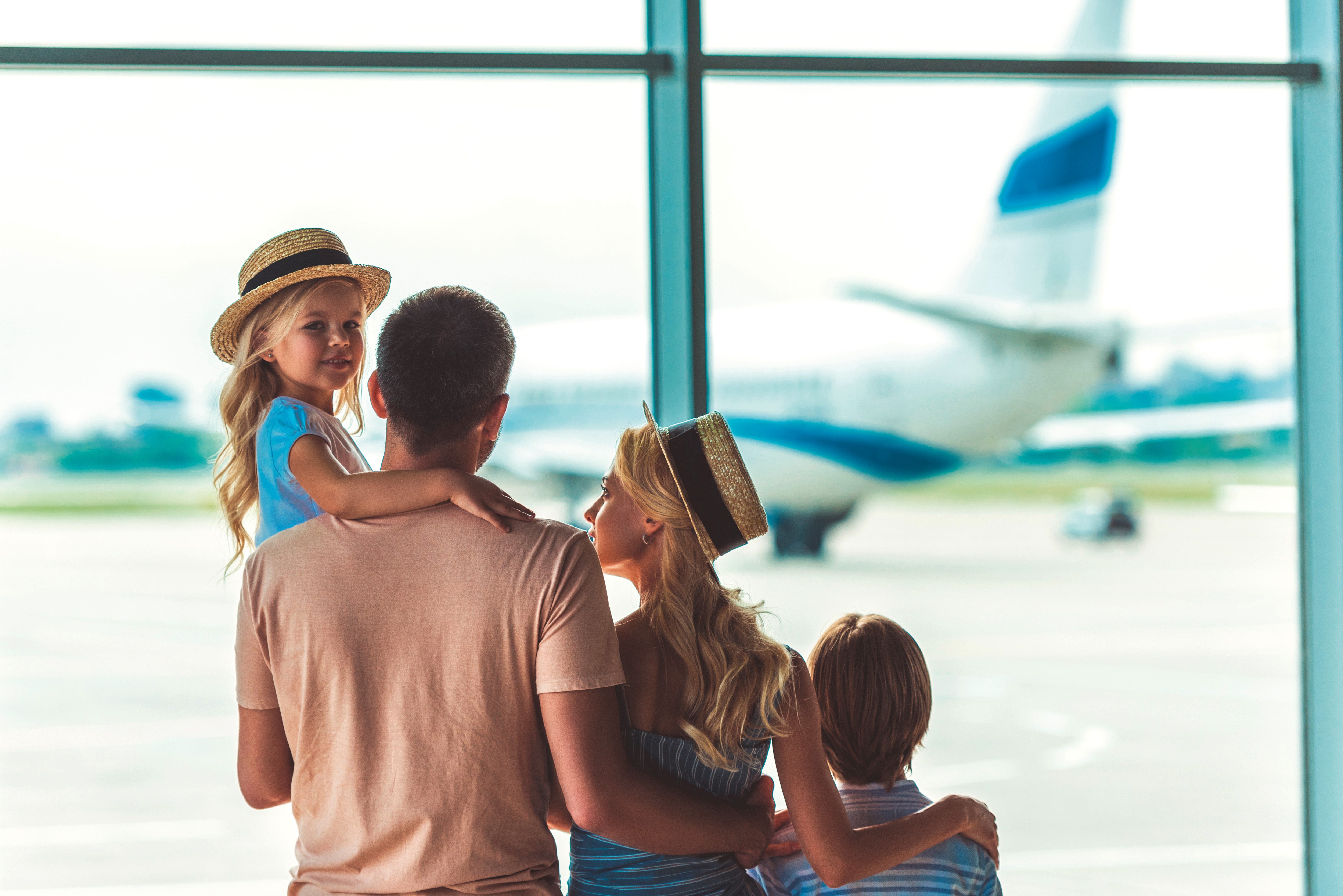 Flugreisen mit Kindern - Fliegen mit Kindern Tipps - Langstreckenflug mit Kindern - Familie am Flughafen