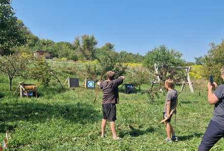 Familienreise Rumänien - Rumänien mit Kindern - Kinder mit Bogen