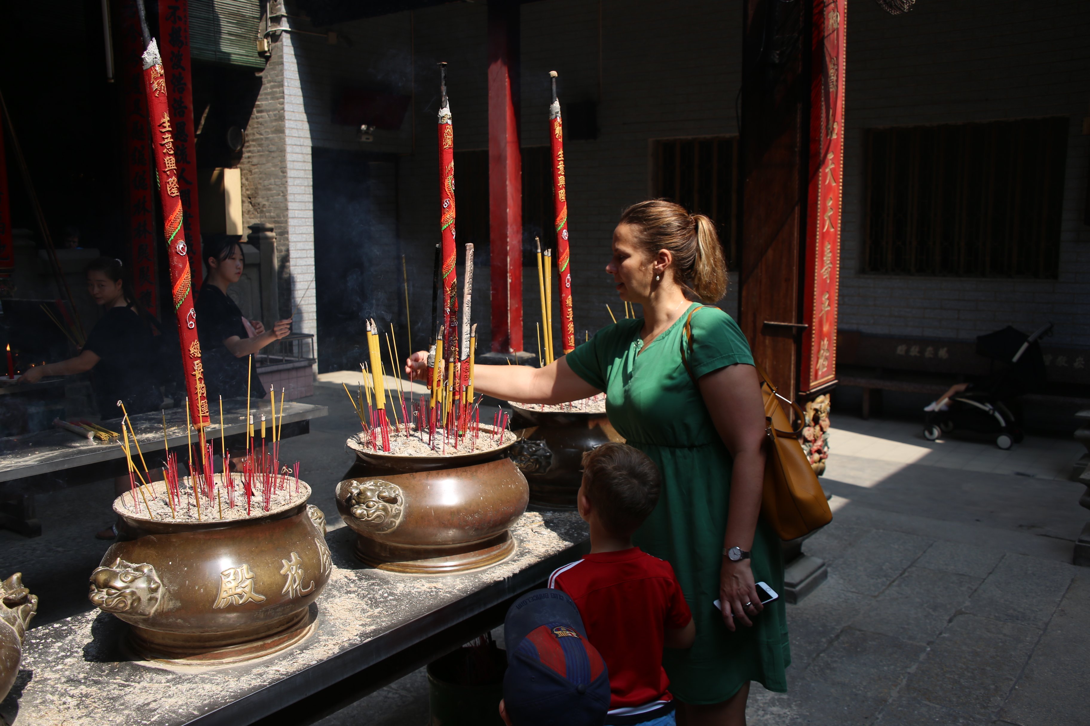 Familienurlaub Vietnam und Kambodscha - Vietnam Familienreise - Kerzen in Tempel anzünden