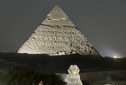 Familienreise Ägypten - Ägypten for family - Beleuchtete Pyramide bei Nacht