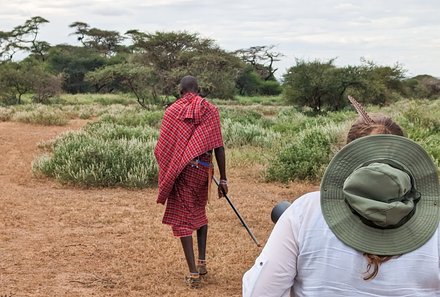 Kenia Familienreise - Kenia for family individuell - Best of Safari & Chale Island - Massai führt Fußpirsch