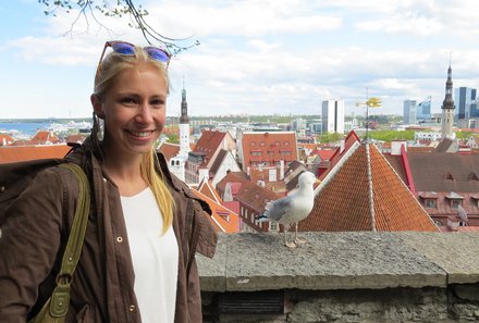 Estland Familienreise - Estland for family - Mädchen blickt auf Tallinn