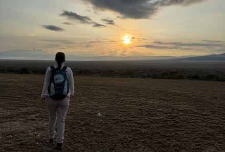 Serengeti mit Kindern individuell - Best of Familiensafari Serengeti - Wanderung bei Sonnenuntergang zum Kopje