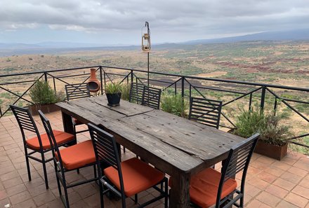 Serengeti mit Kindern individuell - Best of Familiensafari Serengeti - Esstisch mit Landschaftspanorama