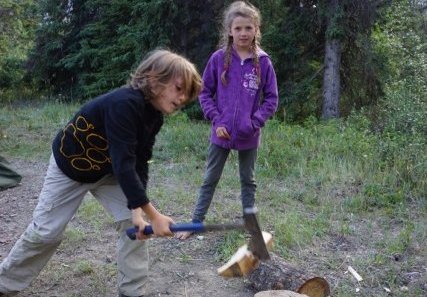 Familienreise_Kanada_kinder hacken Holz