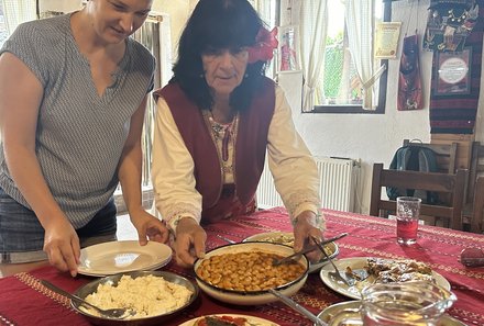 Bulgarien Familienreise - Bulgarien mit Kindern - Hotel Budapest Sofia - Babuschka bereitet Essen zu