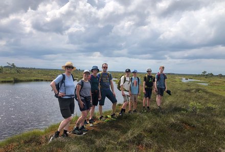 Familienreise Baltikum Family & Teens - Baltikum mit Kindern - Lettland und Estland - Familien bei der Moorschuhwanderung