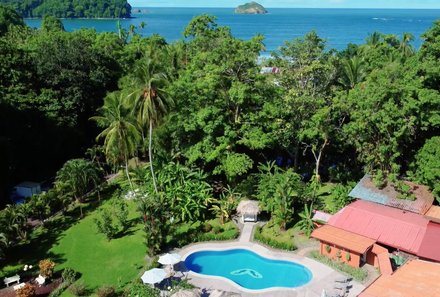 Individualreise Costa Rica - Familienreise Costa Rica mit Kindern - Hotel Espadilla Gardens - Anlage von oben mit Meer