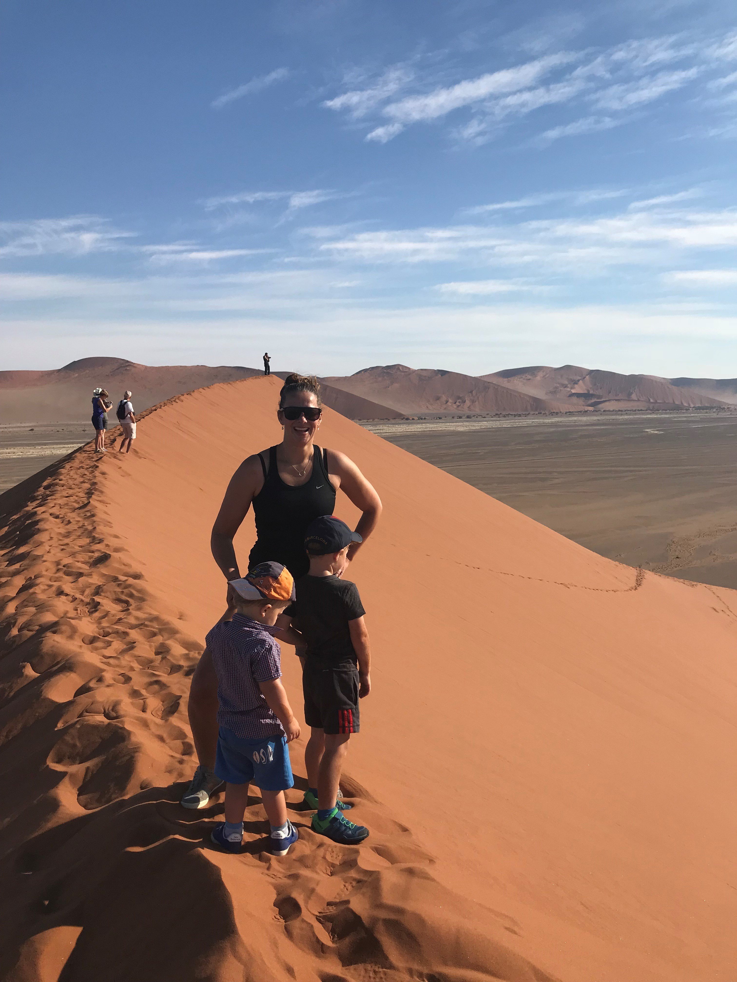 Erfahrungen, Tipps & Beratung zu Fernreisen mit Kindern - Nadja Albrecht Namibia höchste Dünen mit Kindern