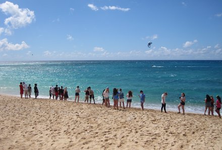 Hawaii Inselhopping for family individuell - Familienreise Hawaii mit Kindern - Strand mit Menschen