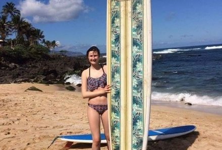 Hawaii Inselhopping for family individuell - Familienreise Hawaii mit Kindern - Mädchen beim Surfen