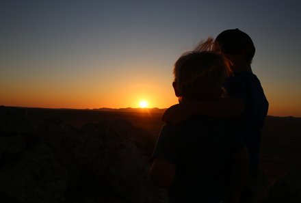 Namibia Deluxe Familienreise -  Windhoek - Sonnenuntergang mit Kindern 