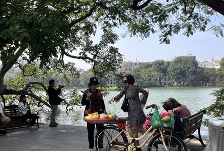 Vietnam Familienreise - Vietnam for family Summer - Hoan Kiem See Obstverkäuferin