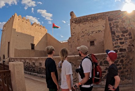 Oman Familienreise - Oman Family & Teens - Familie besichtigt Jabrin Fort