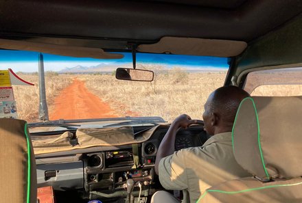 Kenia Familienreise - Kenia for family individuell - Strand & Buschabenteuer - Guide fährt im Tsavo Ost NP