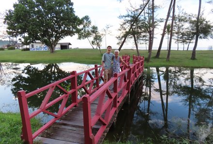 Familienreise Malaysia - Malaysia & Borneo Family & Teens - Familie auf Brücke im Strandresort