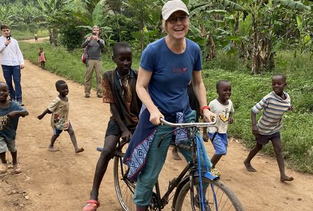 Uganda Familienurlaub - Uganda Family & Teens - Fahrrad fahren mit Kindern aus dem Dorf