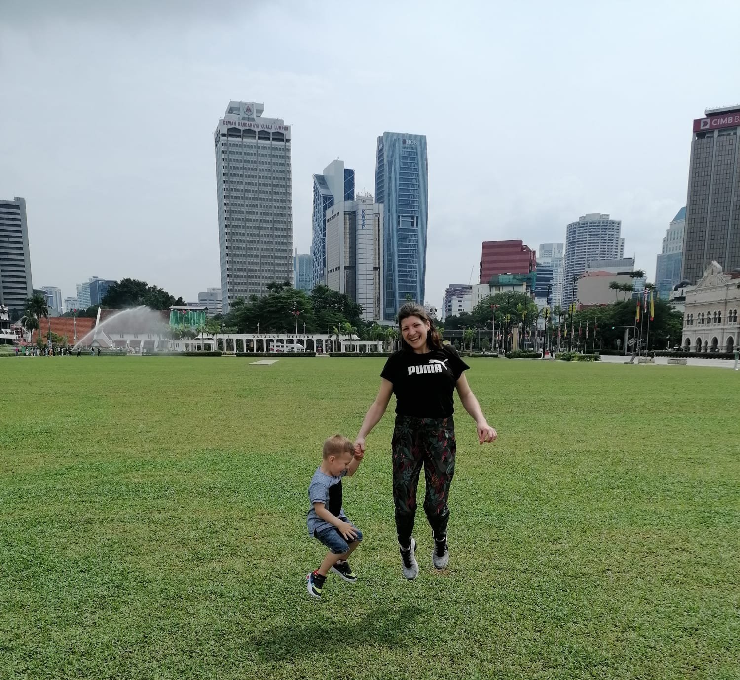 Borneo mit Kindern - Borneo mit Kindern Erfahrungen - Borneo Urlaub mit Kindern - Daniela Klipp mit Kind in Kuala Lumpur