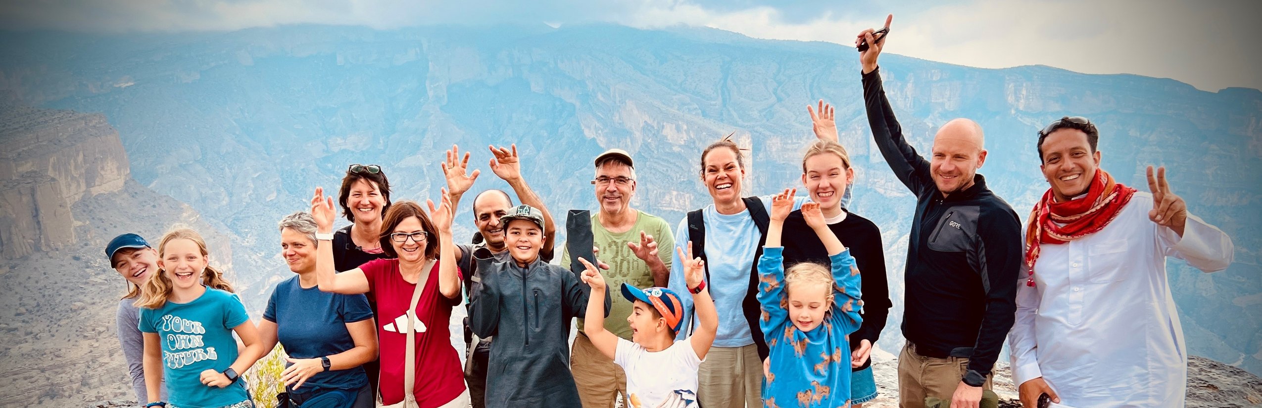 Oman mit Kindern - Oman Gruppenreise für Familien - Reiseleiter mit Gruppe auf Berg