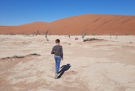 Namibia Familienreise - Junge auf dem Weg zu den Dünen