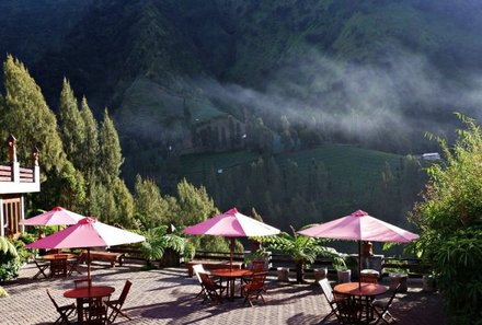 Java-Bali Family & Teens - Familienreise Bali - Bawangan Bromo Hotel - Sitzbereich mit Ausblick